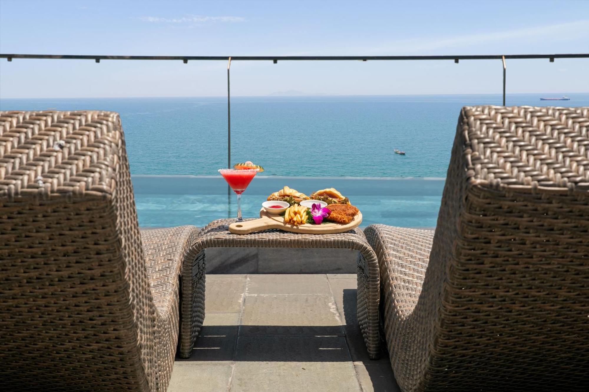 Mangata Beachfront Hotel - Rooftop Bar Sea View Da Nang Exterior photo